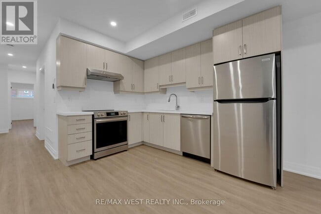 Building Photo - 521 St Johns Rd