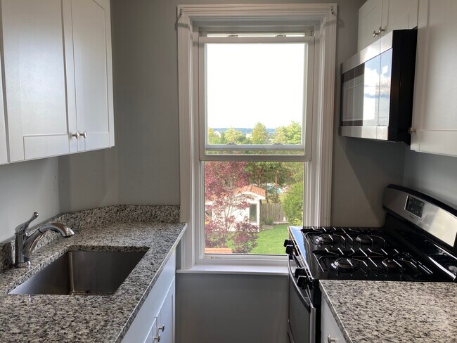 Building Photo - 56 Howland St