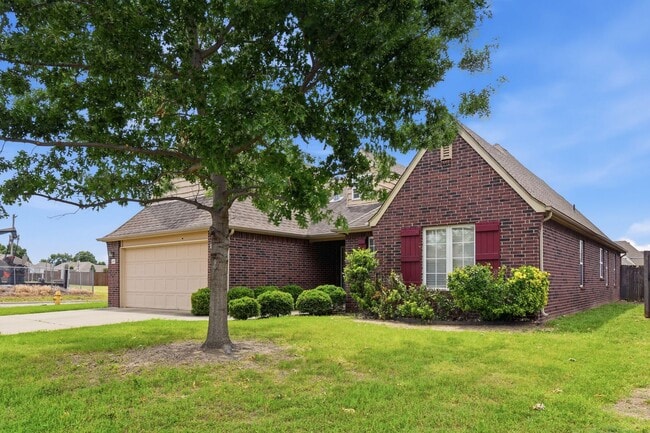 Building Photo - 3 Bed | 2 Bath | Jenks | Available Now