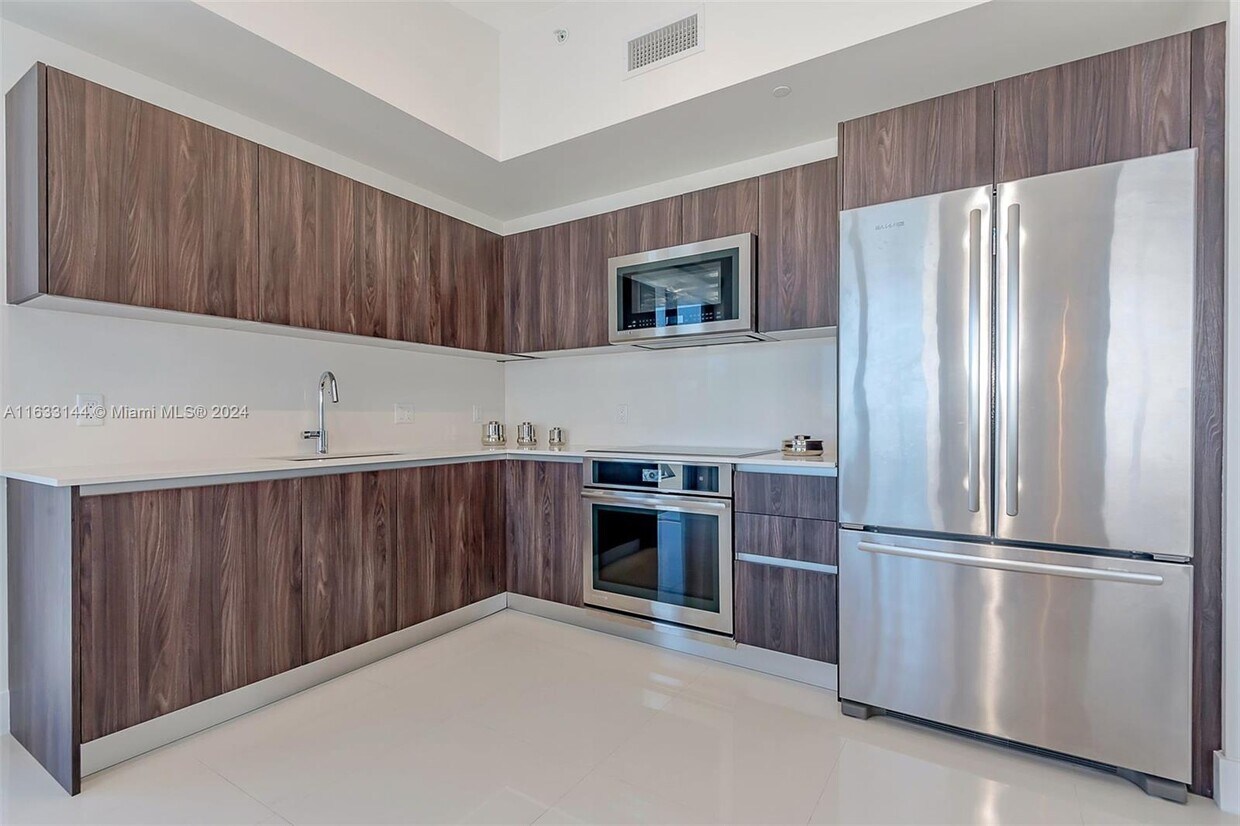 Foto principal - 2960 NE 207th St