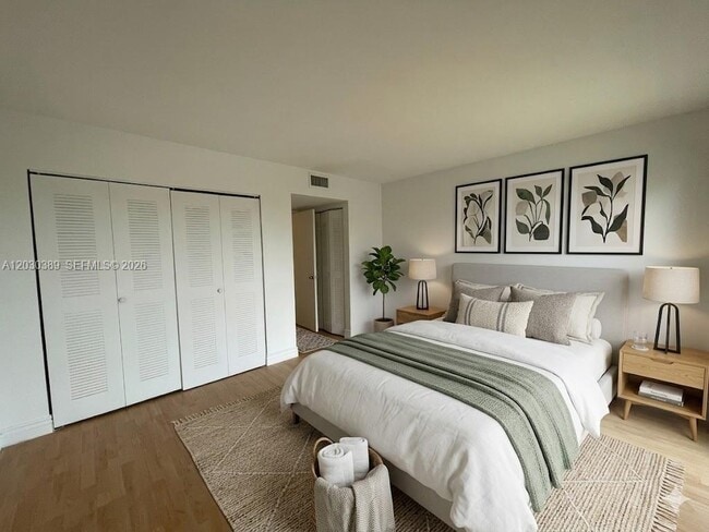 Foto del edificio - 8560 N Sherman Cir