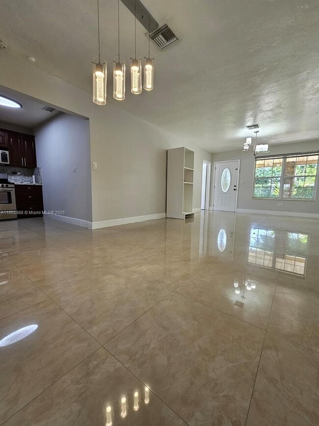 Foto del edificio - 1020 N 74th Way