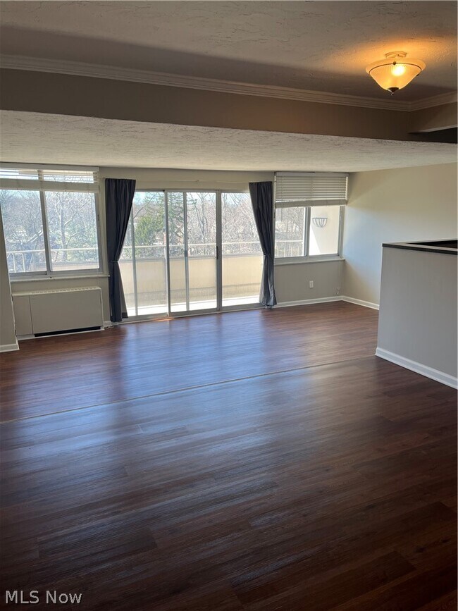 Foto del edificio - 12900 Lake Ave