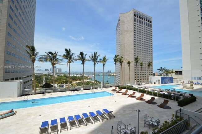 Foto del edificio - 325 S Biscayne Blvd