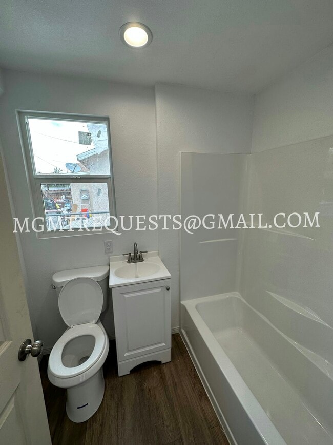 Foto del edificio - 555 N La Cadena Dr