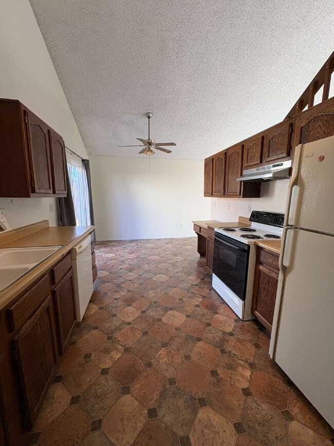 Building Photo - 2 bedroom duplex with garage - Bennett