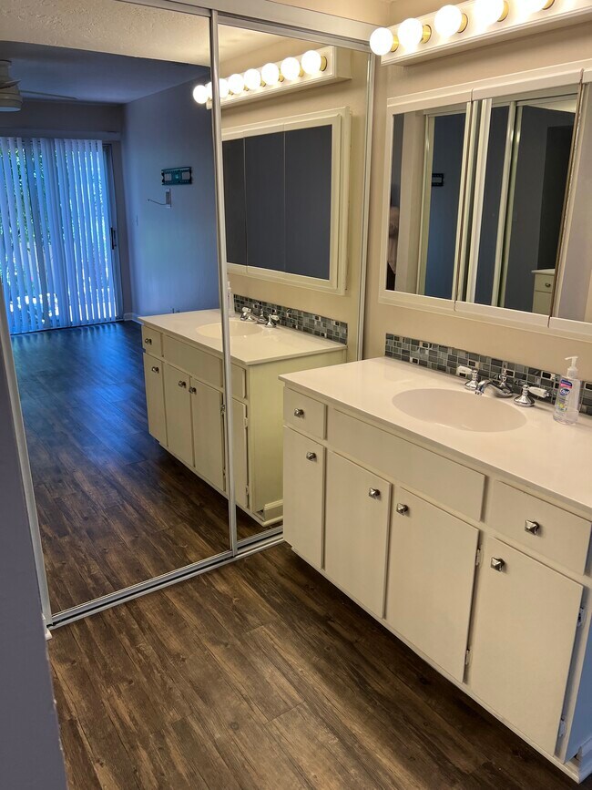 Building Photo - 1515 Calle Enrique