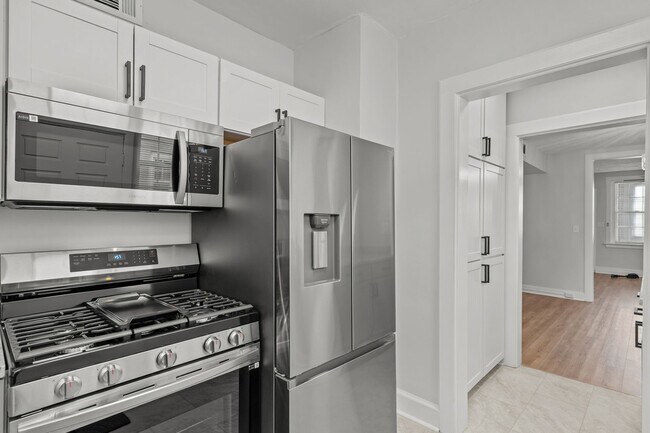 Building Photo - Modern Living in the Heart of Ghent – Walk...