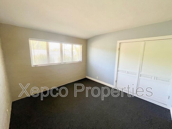 Building Photo - 1680 E Mesquite Ave