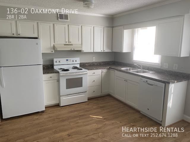 Foto del edificio - "Charming 2-Bedroom Townhouse on Oakmont D...