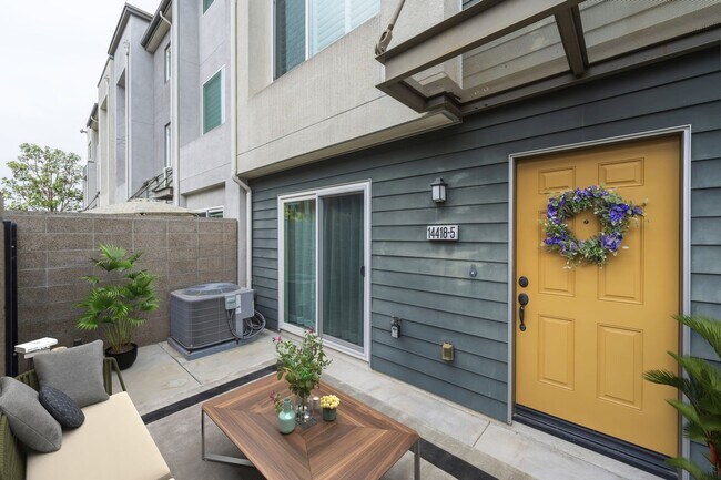 Foto del edificio - Beautiful Gardena Condominium in Gated Com...