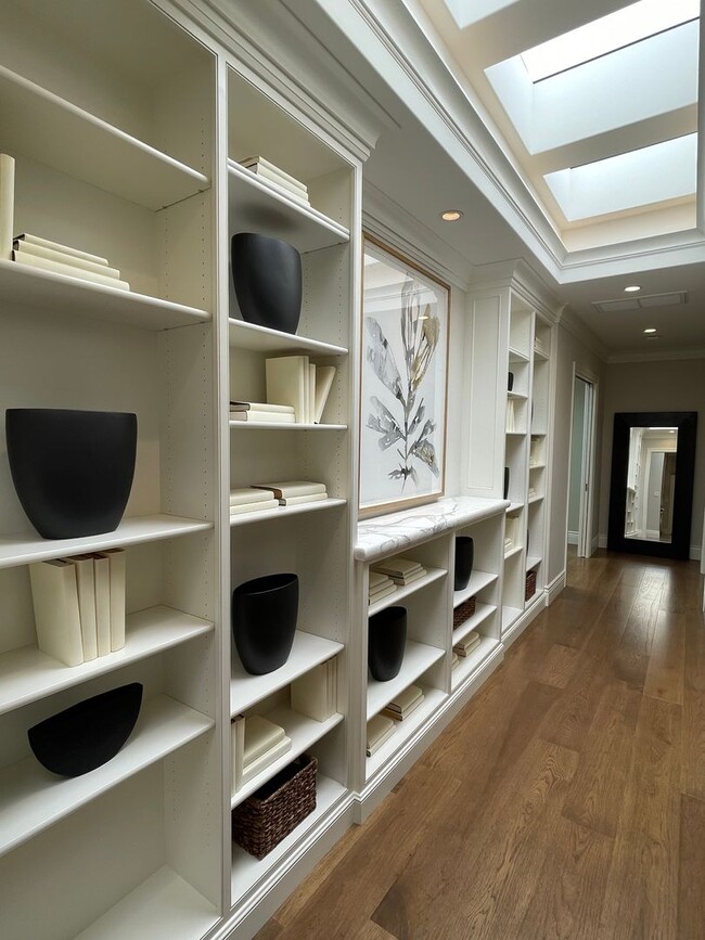 Building Photo - Luxury townhouse, close to town, easy comm...