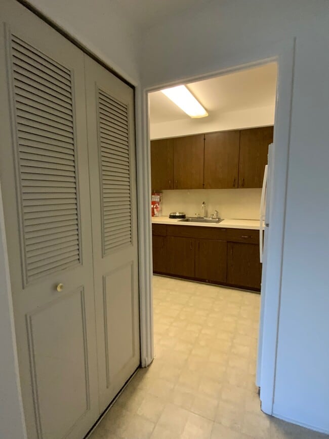Building Photo - 1201 Island Dr