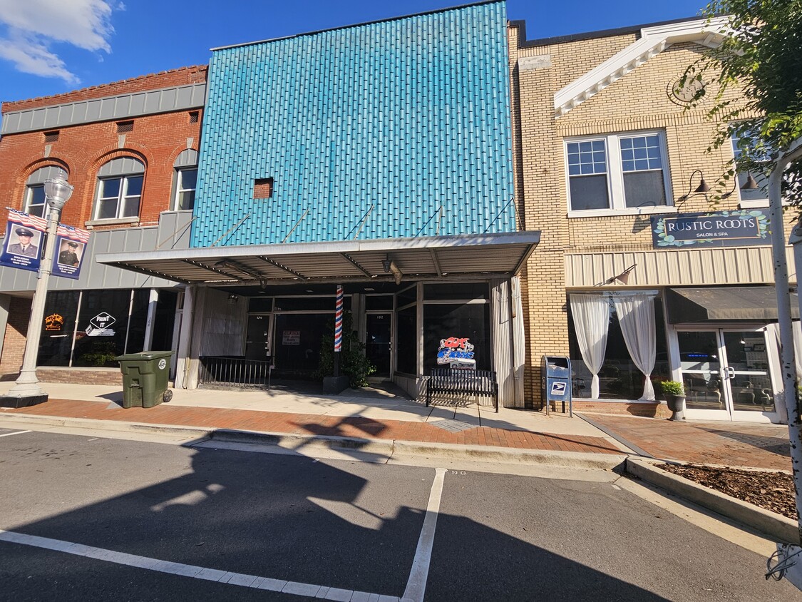 Building Photo - 104 E Main St