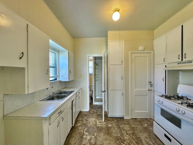 Building Photo - 607 Sutton Dr