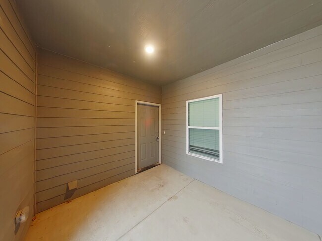 Building Photo - 447 S Longbranch Dr