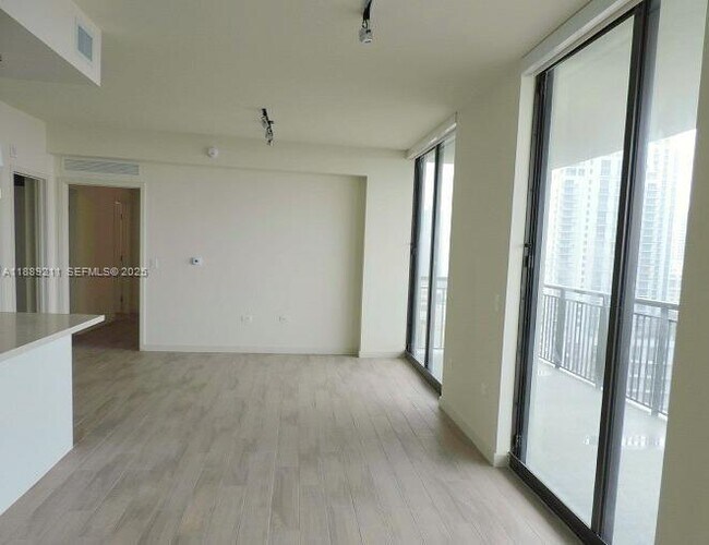 Foto del edificio - 999 SW 1st Ave