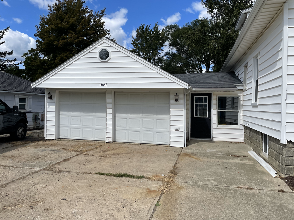 2 car garage with mud room! - 12056 Elm St