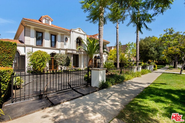 Building Photo - 520 N Palm Dr