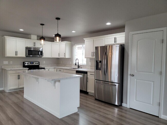 Foto del edificio - 3 Bedroom Home in Convenient Bremerton Location!