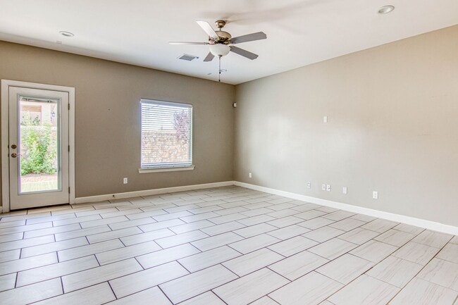 Building Photo - Eastside Beautiful 3 bed/2 baths for RENT
