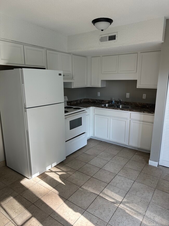 Cocina - 1044 Pembroke Oak Grove Rd