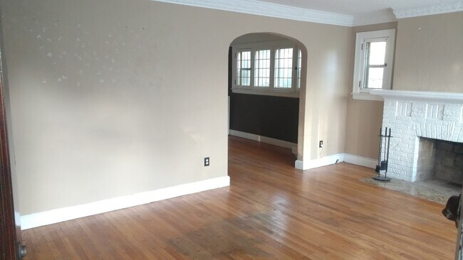 Living room w/fireplace - 523 S Pleasant St