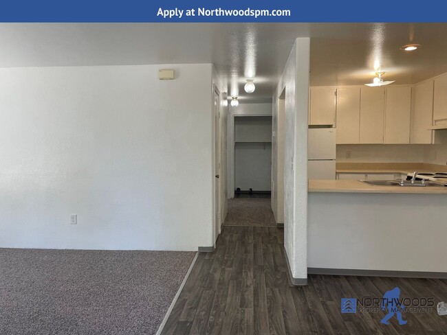 Building Photo - Nice 2 Bedroom 1 Bath Upstairs Apartment