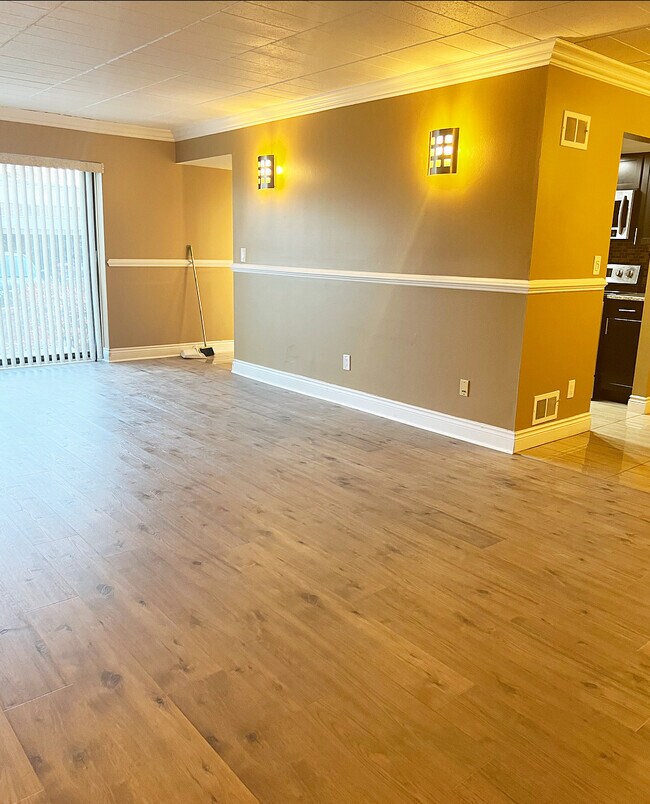 18228 University Park Dr Unit University Park Condo, Livonia, MI 48152