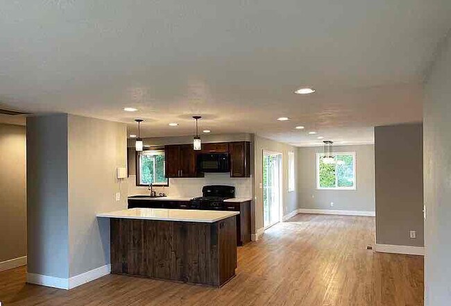Building Photo - 5665 Red Leaf Dr S
