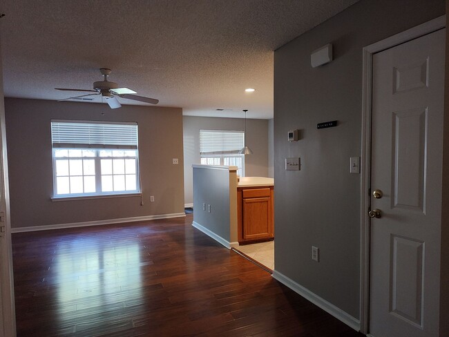 Foto del edificio - Pristine, move in ready Townhome located i...