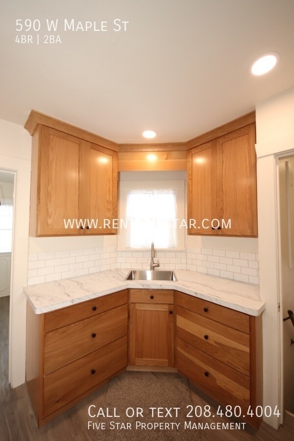 Foto del edificio - Fully Remodeled House in 2022! This home f...