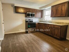Building Photo - 157 Elm St NE