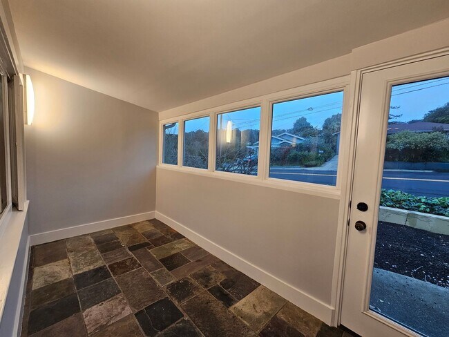 Foto del edificio - 2 Bed, 1 Bath Home in East Richmond Heights