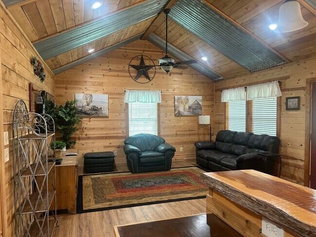 Foto del edificio - 6295 Spring Branch Rd