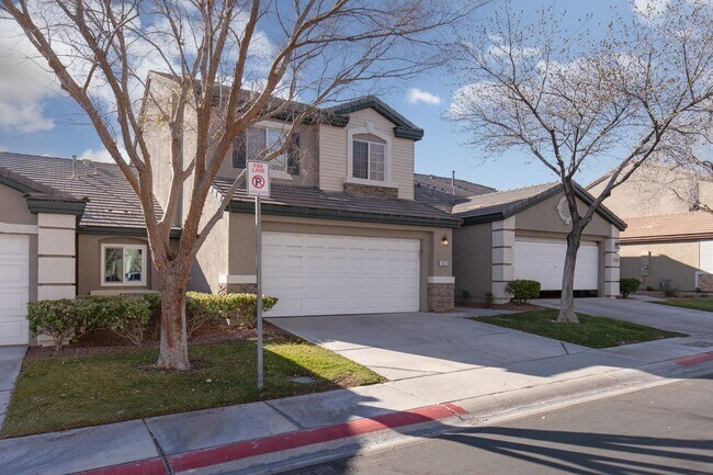 Building Photo - Beautiful Townhome in gated community