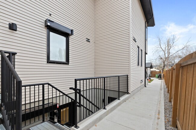 Photo du bâtiment - 11710-11125 125 St NW