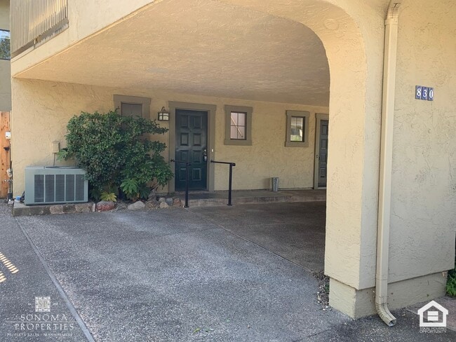 Building Photo - 3 Bedroom, 2.5 Bathroom Townhouse, Close t...