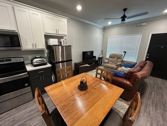 Building Photo - 700 Highlands St