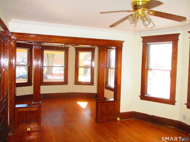 Foto del edificio - 247 Flax Hill Rd