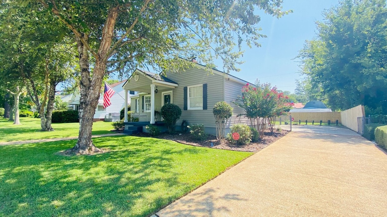 Three bedroom one bath! - Three bedroom one bath!