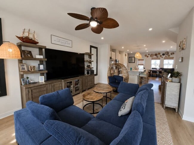 Building Photo - 4 Bed, 3.5 Bath Townhome Located just minutes from the VA/NC Line