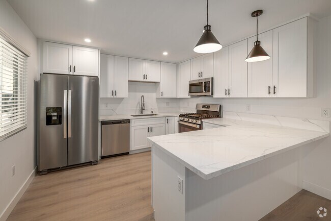 2 habitaciones, 1 baño - Cocina - 1230 E. 1st St.