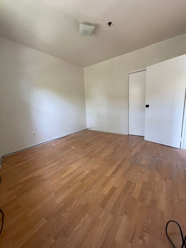 Building Photo - 105 Cutler St
