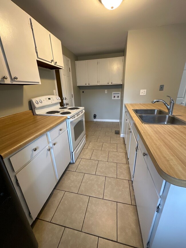 Building Photo - 3 Bed 1 Bath