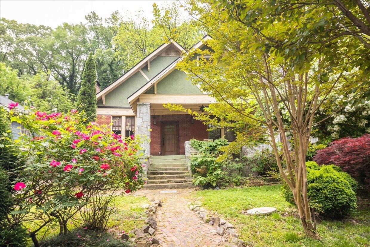 Primary Photo - Very Spacious 4bd/2ba w/ Large Fenced-In B...