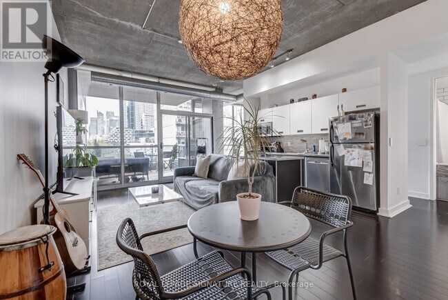 Photo du bâtiment - 60-760 Bathurst St