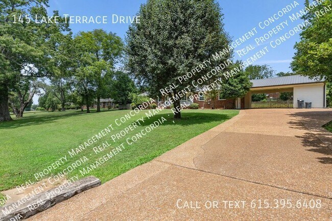 Building Photo - Huge Fenced in Yard just yards from the Lake!
