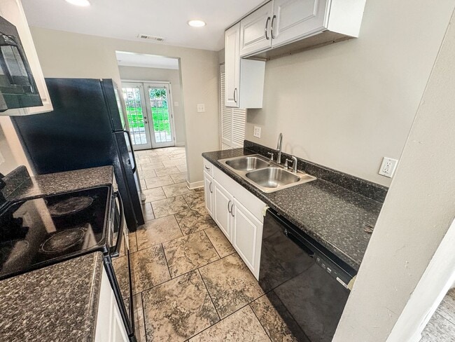Building Photo - Spacious 3-Bedroom Townhome Minutes from D...