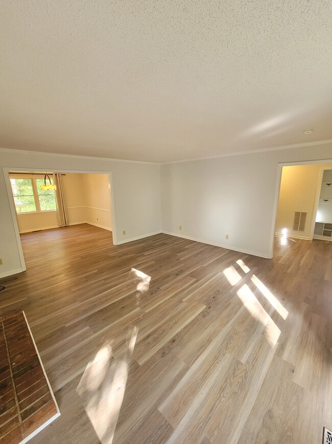 Foto del edificio - 222 Camelot Rd